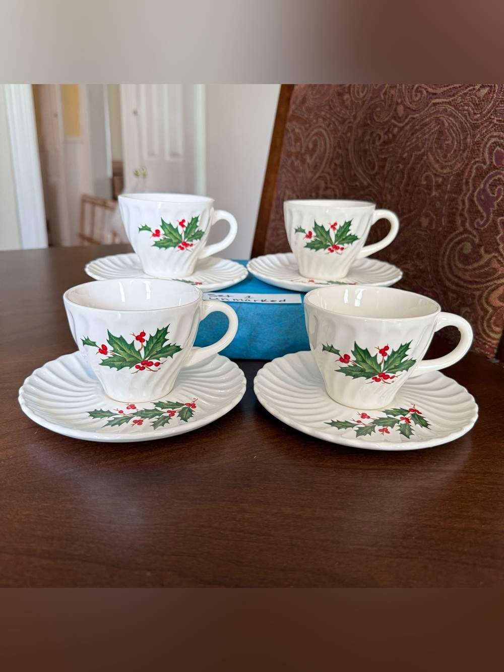 Set of 4 VTG Unmarked SCIO Holly Christmas Swirl Scalloped Cup & Saucer Sets